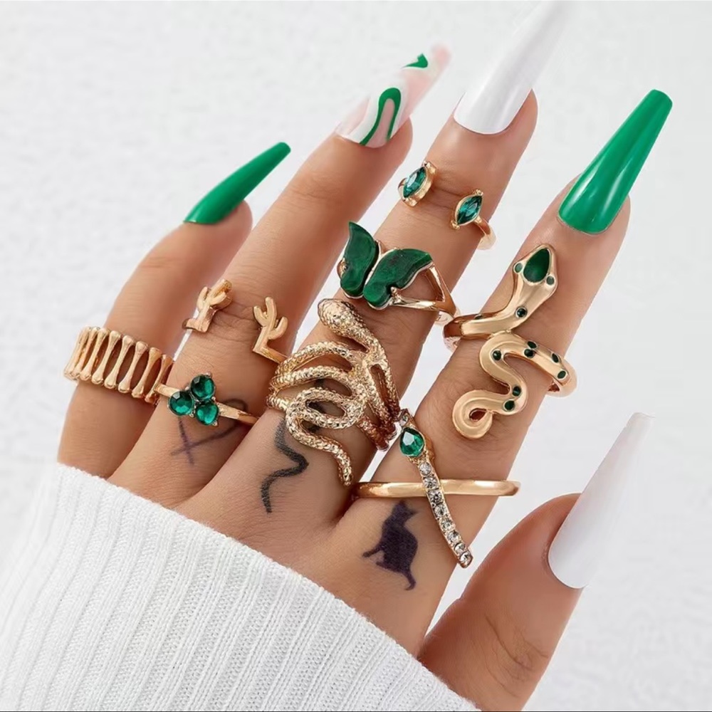 8-Piece Emerald Green Ring Set